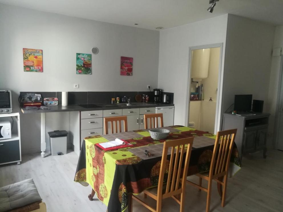 Logis Des Chouans Apartamento Les Landes-Genusson Exterior foto